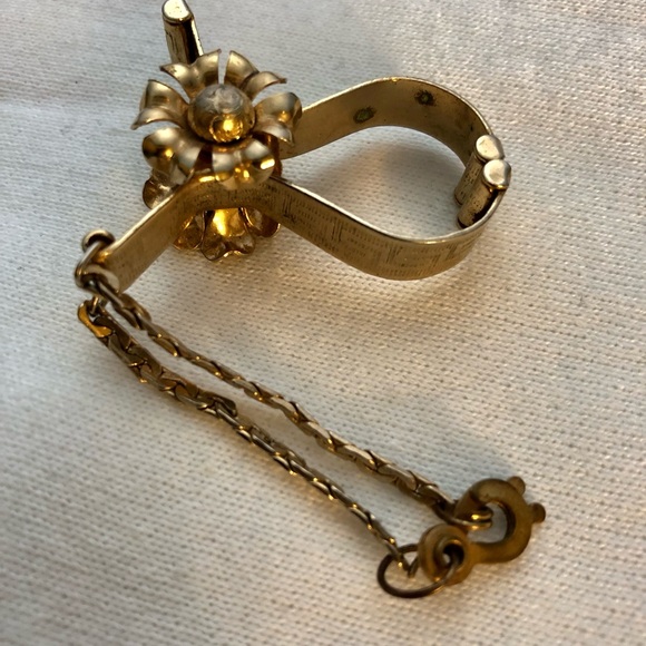 Vintage Mid-Century- Floral/Flower etched Glove Clip- light goldtone w/ chain - Picture 3 of 5
